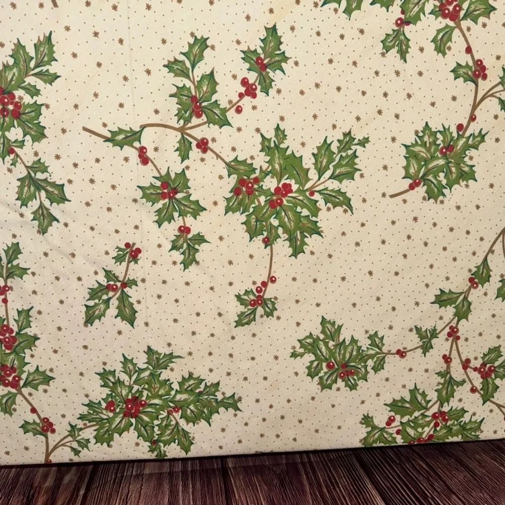Vintage Holly Berry Christmas Round Tablecloth Cream Red Ruffle 70